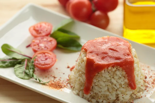 Arroz cubano en plato blanco alargado — Foto de Stock