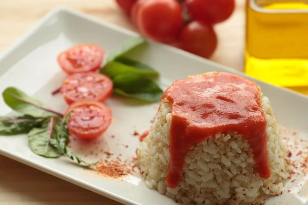 Arroz cubano en plato blanco alargado — Foto de Stock