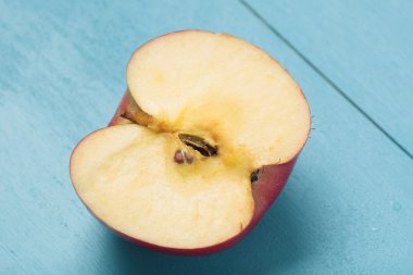 Elma beyaz tabakta