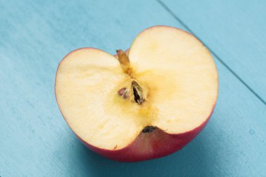 Elma beyaz tabakta