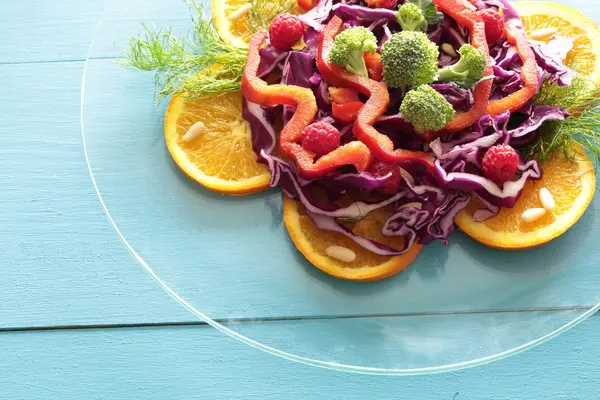 Ensalada mixta en plato de vidrio —  Fotos de Stock