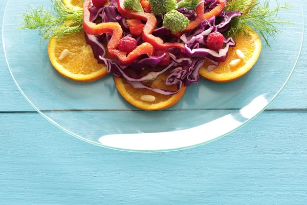 Ensalada mixta en plato de vidrio — Foto de Stock