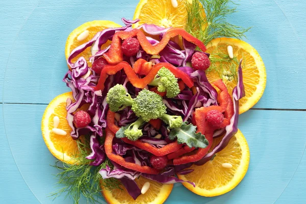 Gemischter Salat auf Glasplatte — Stockfoto