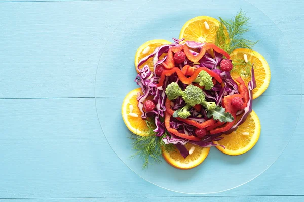 Ensalada mixta en plato de vidrio —  Fotos de Stock