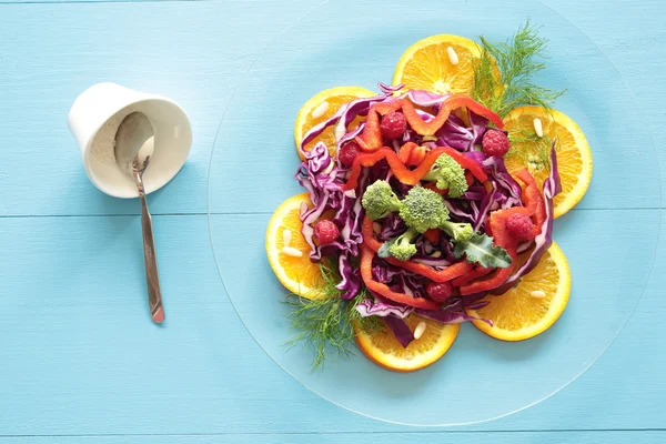 Ensalada mixta en plato de vidrio —  Fotos de Stock