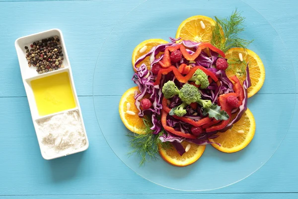 Ensalada mixta en plato de vidrio —  Fotos de Stock