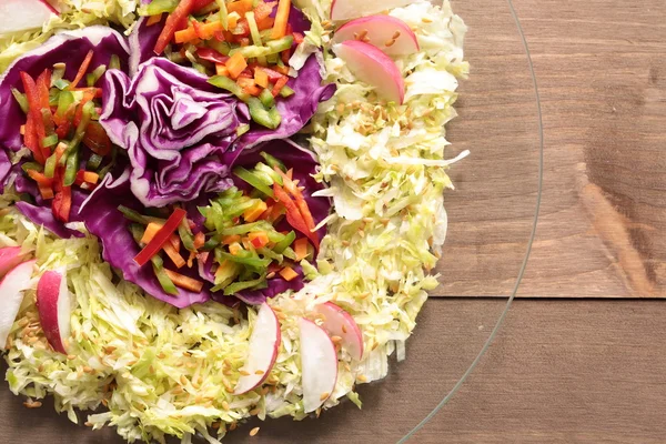 Gemischter Salat in Juliennestreifen geschnitten — Stockfoto