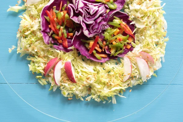 Salada mista cortada em tiras de juliana — Fotografia de Stock