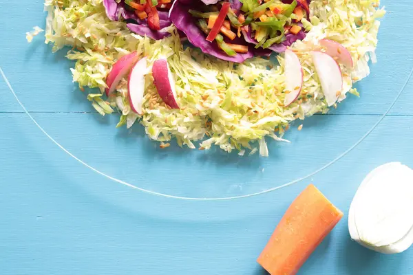 Gemischter Salat in Juliennestreifen geschnitten — Stockfoto