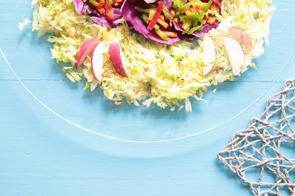 Salada mista cortada em tiras de juliana — Fotografia de Stock