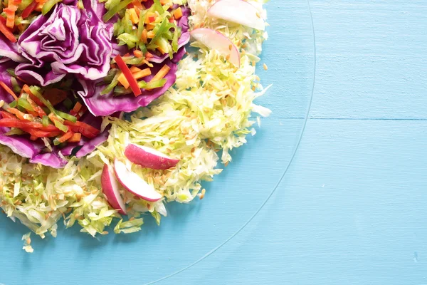 Gemischter Salat in Juliennestreifen geschnitten — Stockfoto