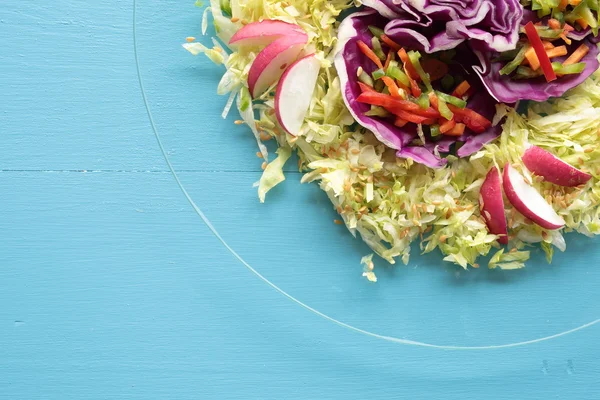 Míchaný salát nakrájíme na julienne nudličky — Stock fotografie