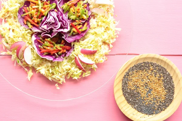 Gemischter Salat in Juliennestreifen geschnitten — Stockfoto