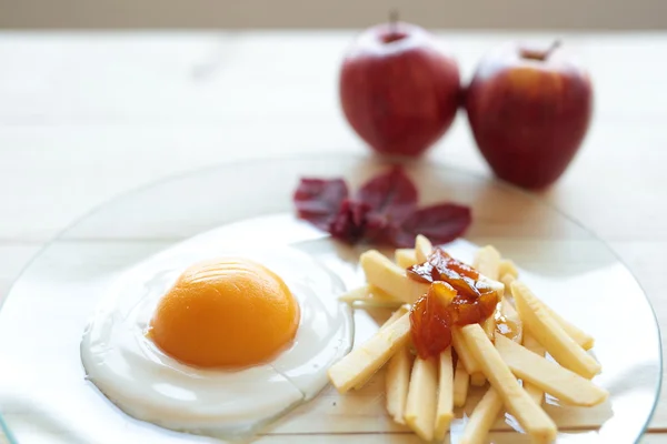 Batatas fritas com ovo — Fotografia de Stock