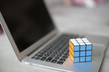 Seçici odak bir Rubik küp