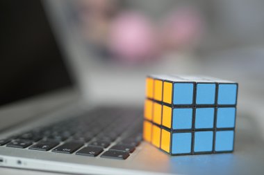 Seçici odak bir Rubik küp
