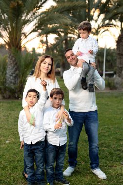 Aile Elche bir parkta