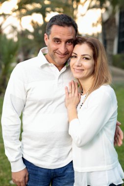 Elche bir parkta Çift