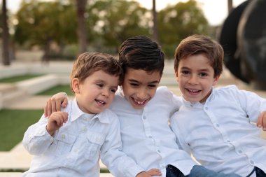 Elche bir parkta kardeşler