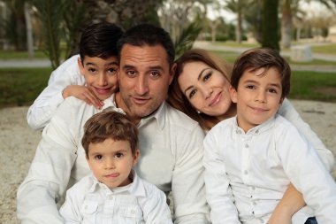 Aile Elche bir parkta