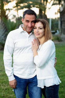 Elche bir parkta Çift