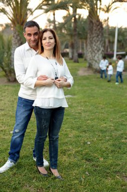 Elche bir parkta Çift