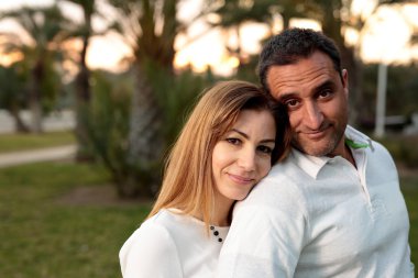 Elche bir parkta Çift
