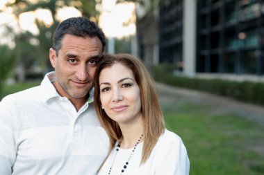 Elche bir parkta Çift