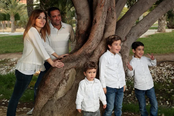 Família em um parque em Elche — Fotografia de Stock