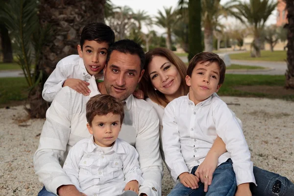 Família em um parque em Elche — Fotografia de Stock