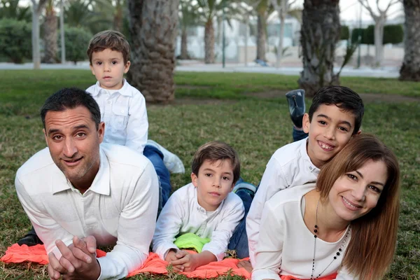 Família em um parque em Elche — Fotografia de Stock