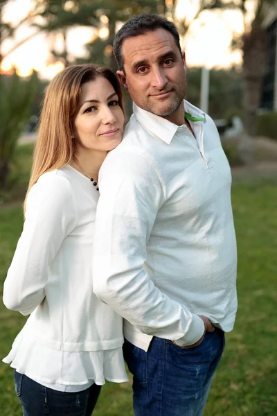 Elche bir parkta Çift