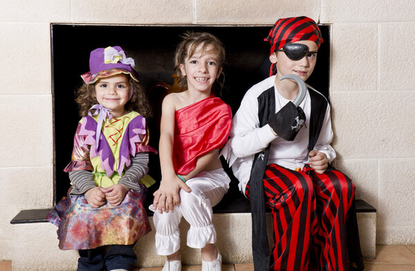 Дети, одетые как пираты
