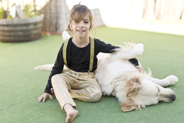 リトル少女と犬 — ストック写真