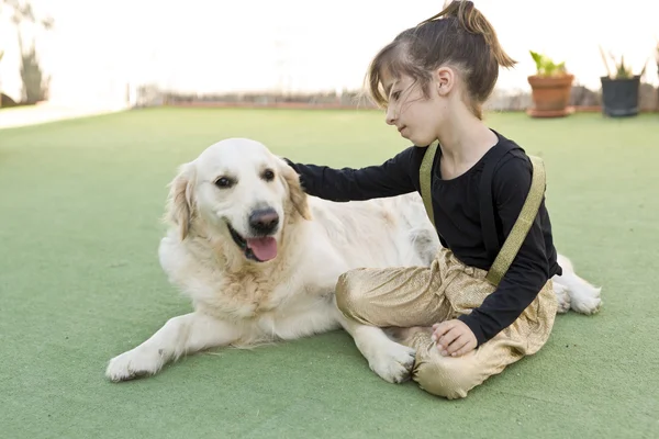 Kleines Mädchen mit ihrem Hund — Stockfoto