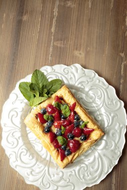 Puf böreği tart wth meyve