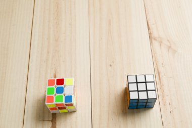 Çam ahşap arka plan üzerinde iki rubik küp.