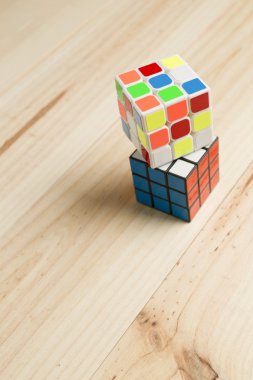 Çam ahşap arka plan üzerinde iki rubik küp.