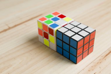 Çam ahşap arka plan üzerinde iki rubik küp.
