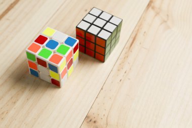 Çam ahşap arka plan üzerinde iki rubik küp.