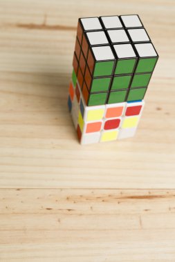 Çam ahşap arka plan üzerinde iki rubik küp.