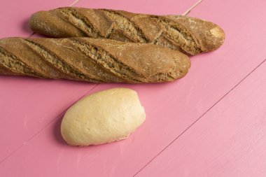 Pembe bir arka plan üzerinde ekmek
