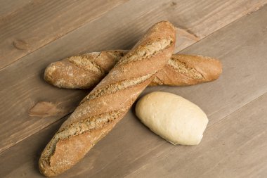 Tahta bir arka planda ekmek