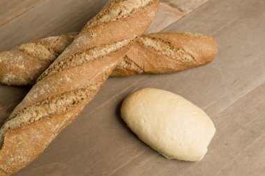 Tahta bir arka planda ekmek