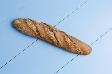 Tahta bir arka planda ekmek