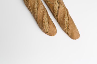 Tarafsız bir arka plan üzerinde tava