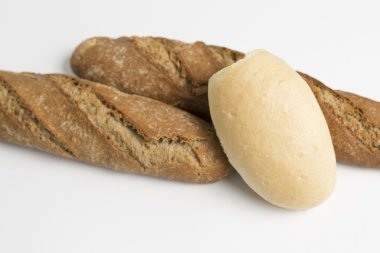 Tarafsız bir arka plan üzerinde tava