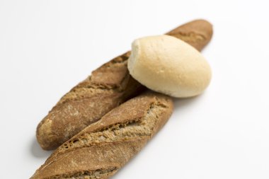 Tarafsız bir arka plan üzerinde tava