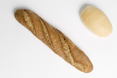 Tarafsız bir arka plan üzerinde tava