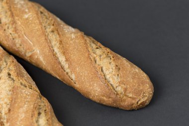 Tarafsız bir arka plan üzerinde tava